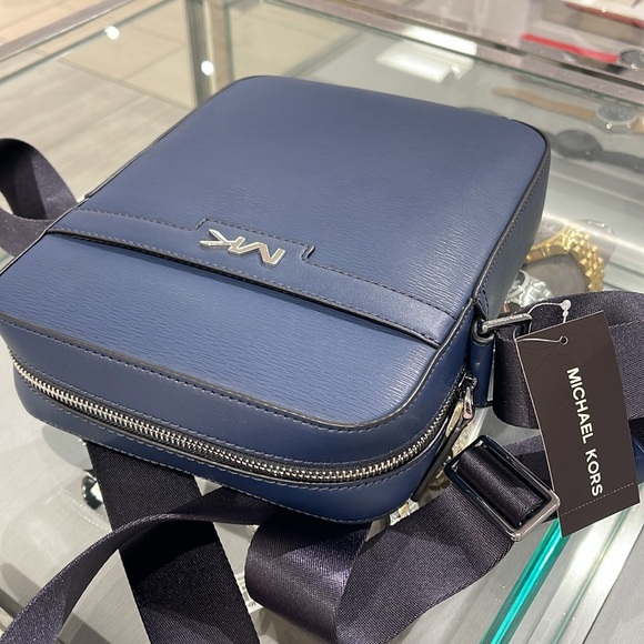 Michael Kors Cooper Flight Crossbody Bag
Navy 
NWT - Picture 8 of 16